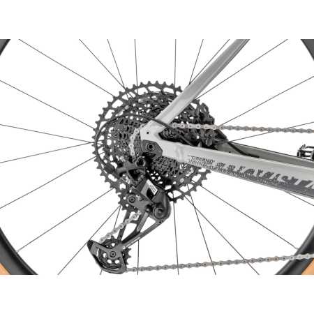 Le vélo Gravel électrique et léger de référence à 18 kg : MOUSTACHE Dimanche 29.4 disponible chez NATURAVÉLO