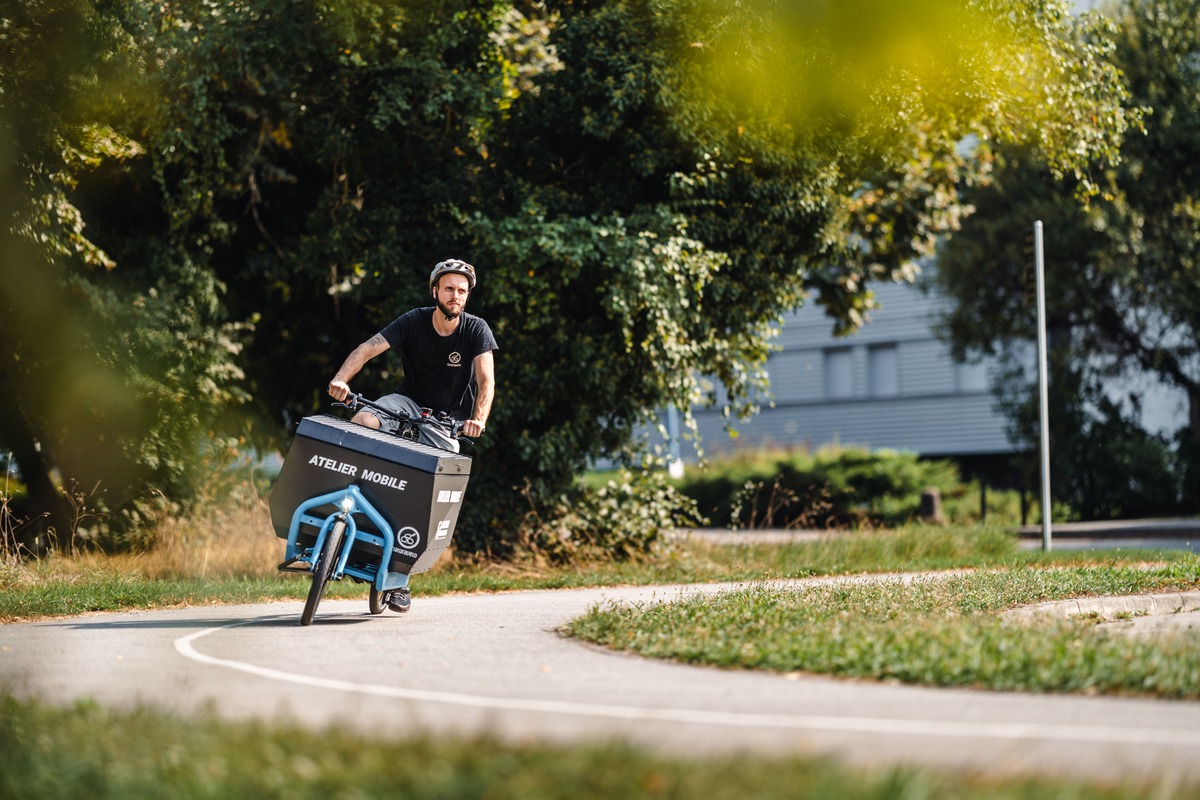 Mécanicien NATURAVÉLO sur un vélo cargo