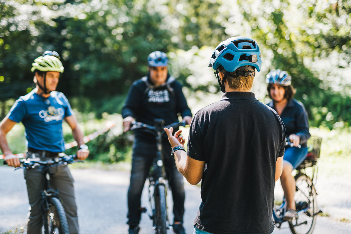 Moniteur NATURAVÉLO avec un groupe de cyclistes